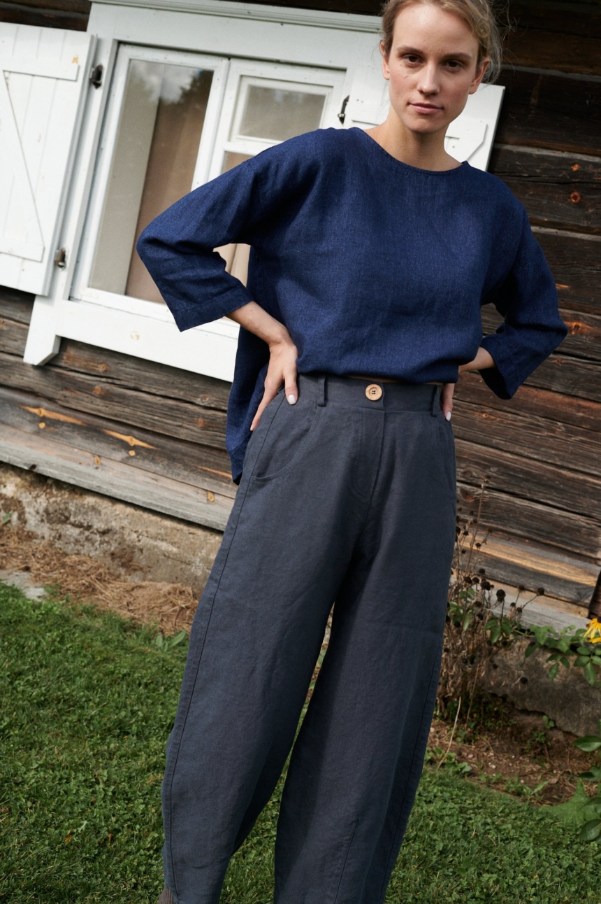 Roomy linen top with barrel trousers