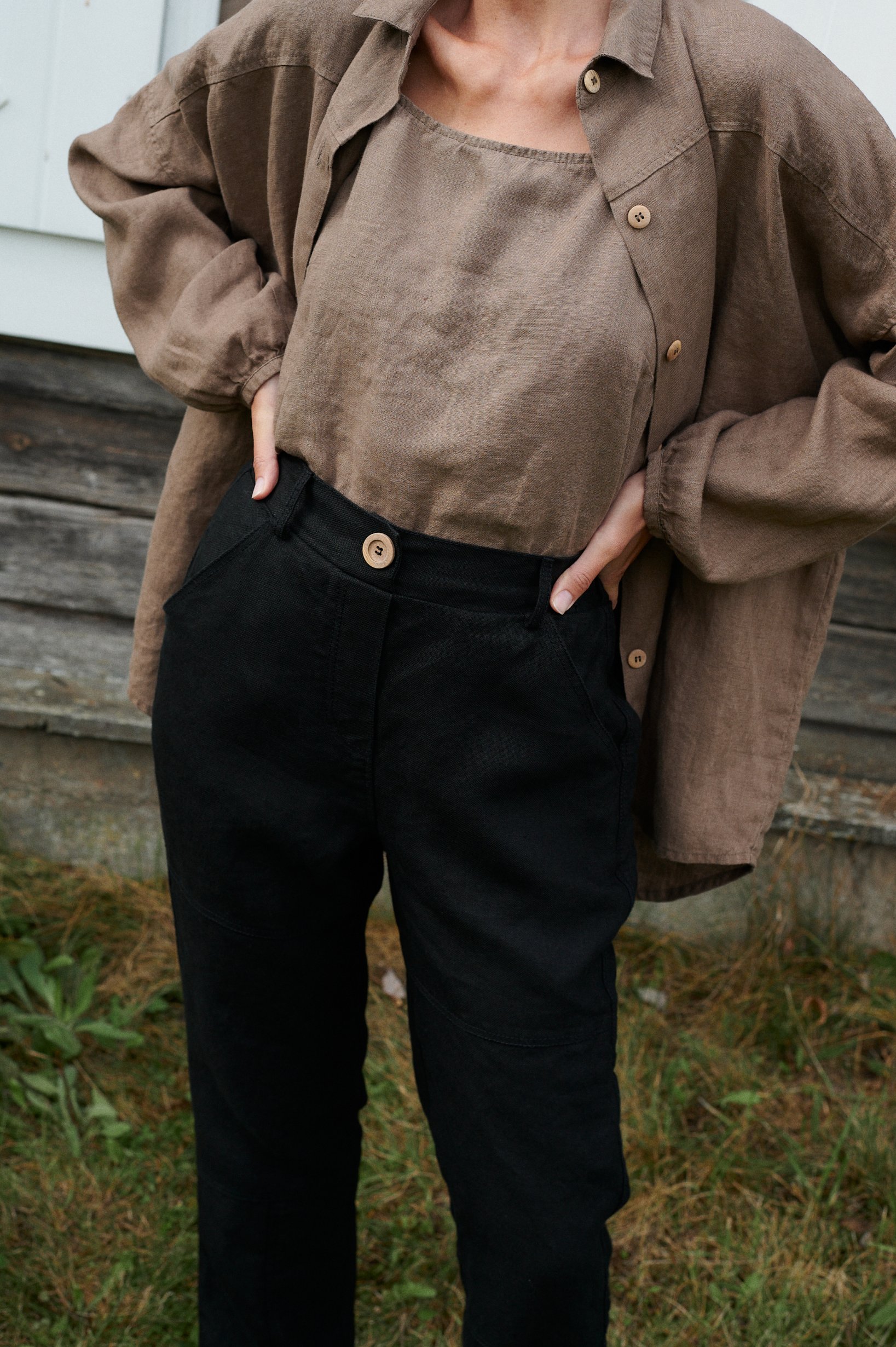 High-waisted heavy linen trousers with a decorative wooden button and pockets