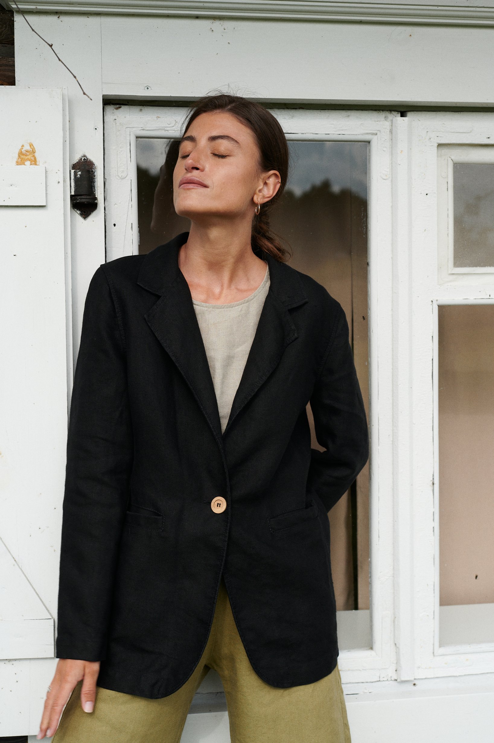 Heavy linen blazer with notch lapels and a wooden button closure