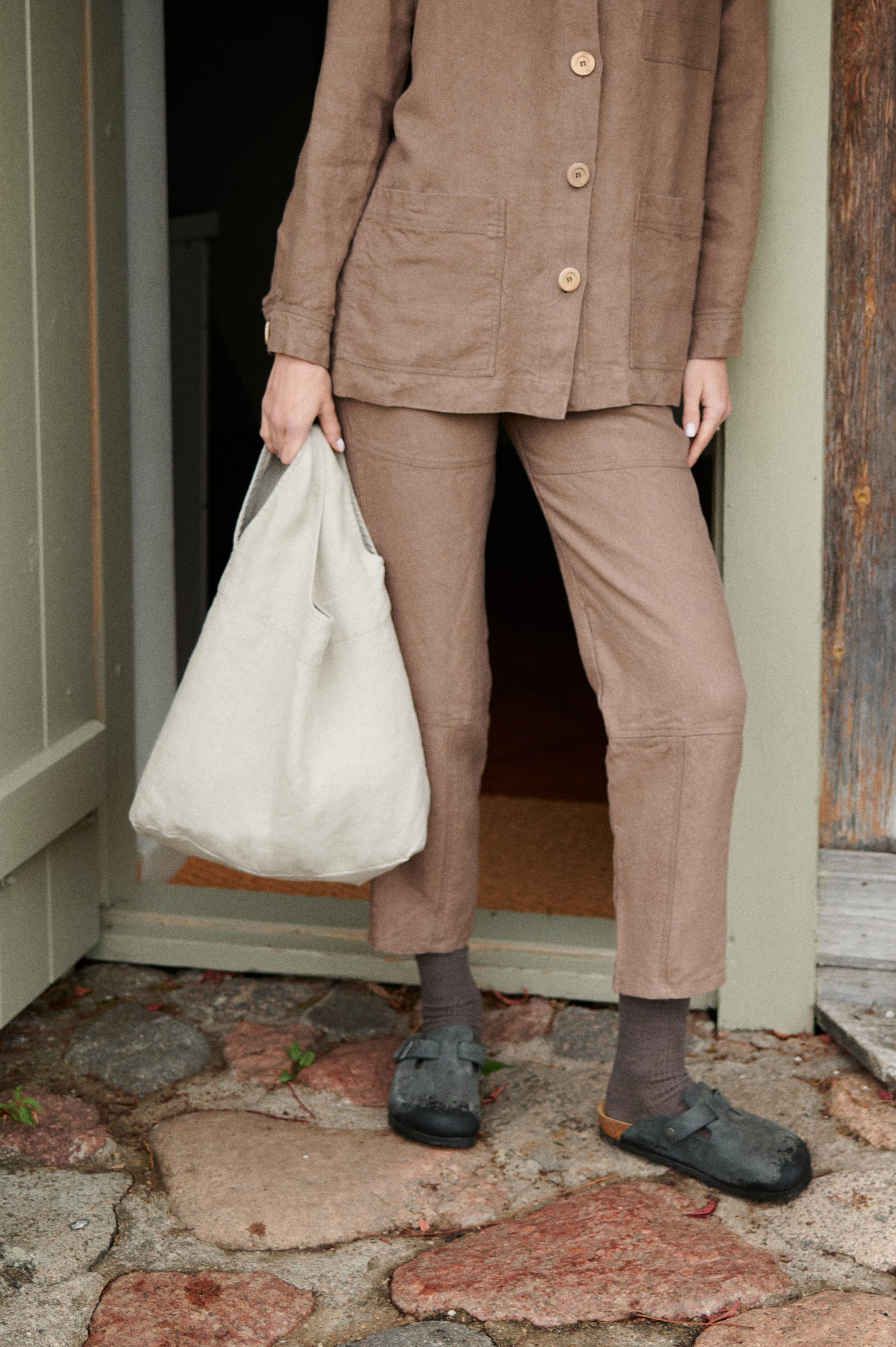 HOW TO WEAR LINEN IN THE WINTER  Linen pants outfit, Winter pants outfit,  Linen clothes