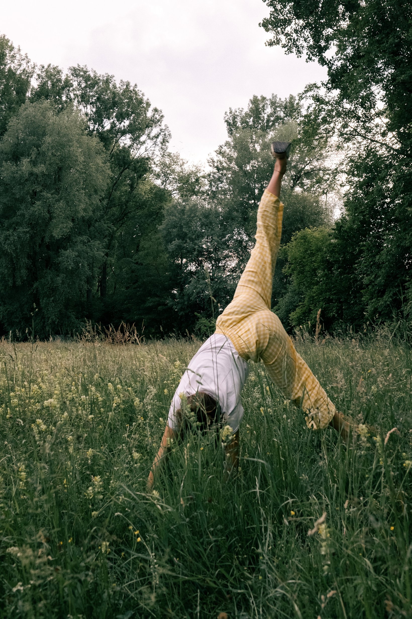 woman in the summer wearing yellow gingham linen trousers ocean pants linens 