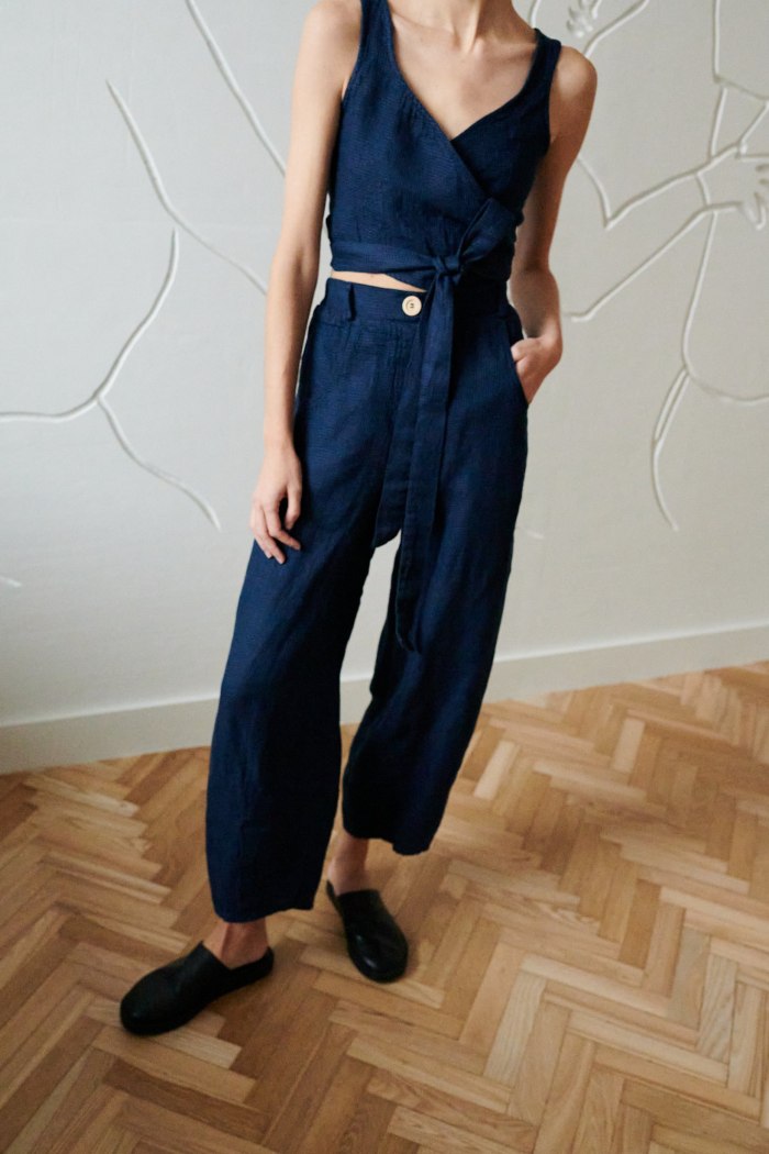 tapered and cropped leg dark blue waffle linen pants
