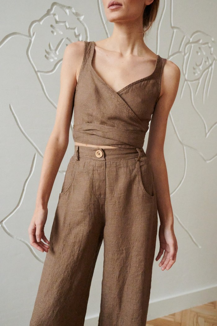 linen brown pants with imitation button and scoop pockets