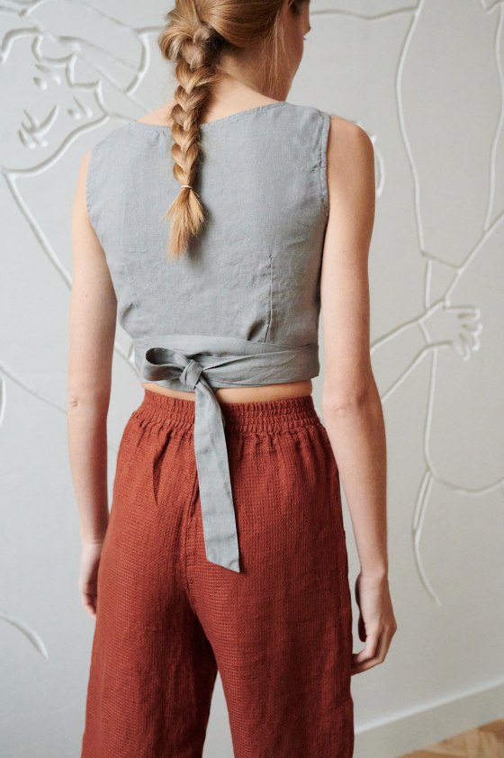 back ribbon of fitted wrap top in grey linen
