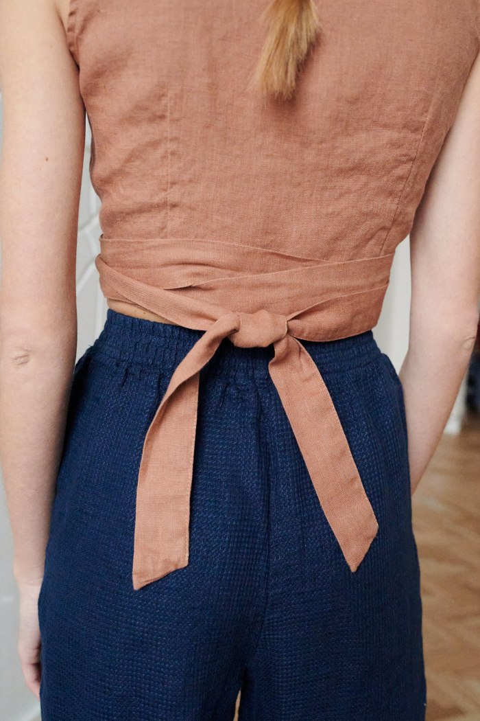 back ribbon of the summer linen wrap top in mocha