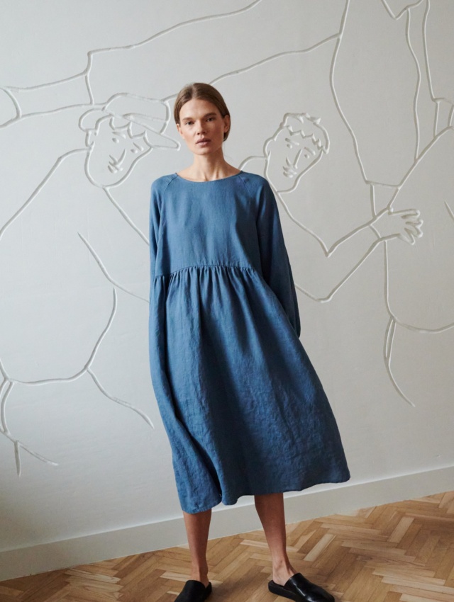 flowy midi raglan sleeve dress in blue linen