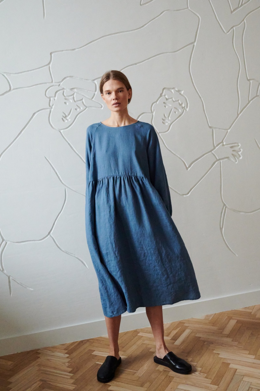 flowy midi raglan sleeve dress in blue linen