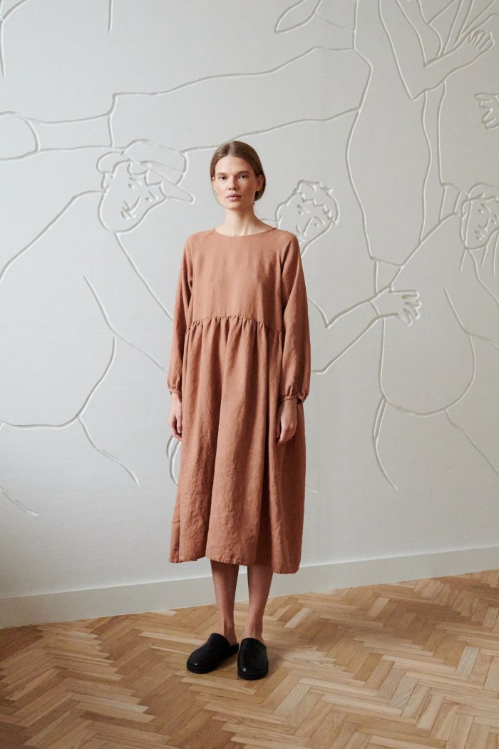 raglan long sleeve dress in mocha linen
