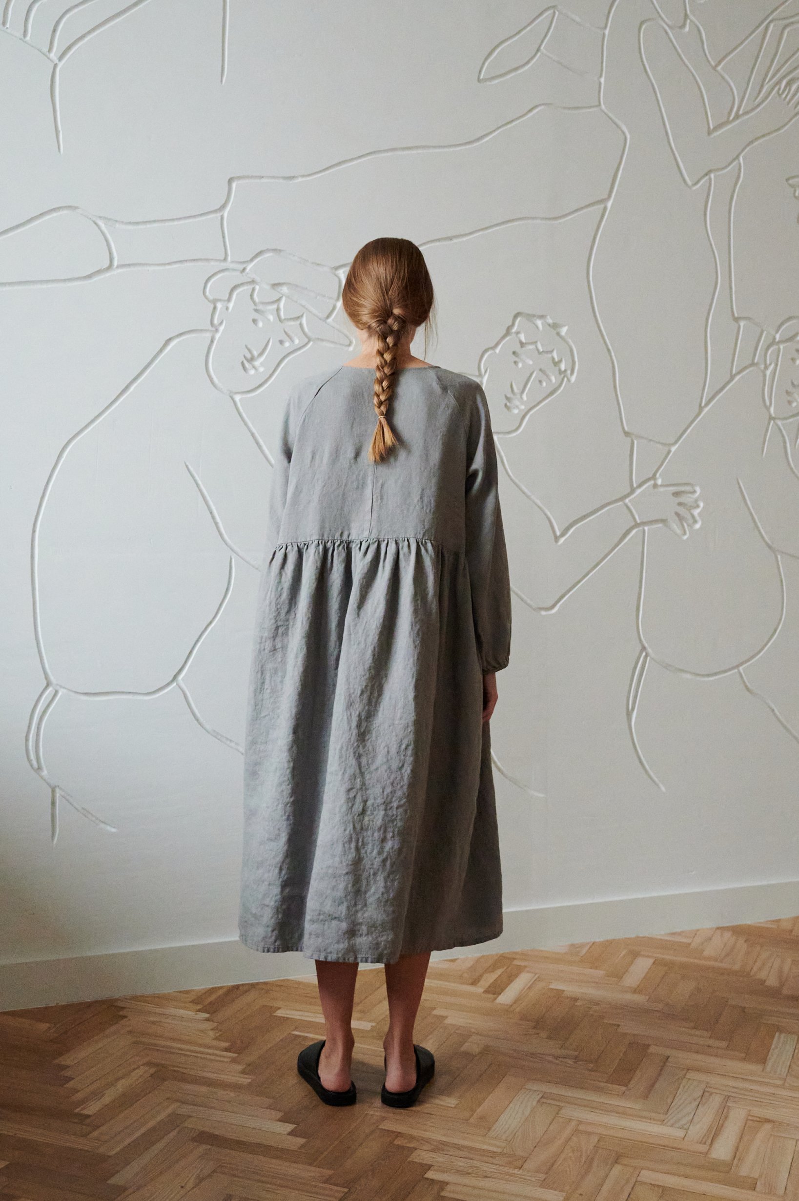 the back of raglan dress in grey linen