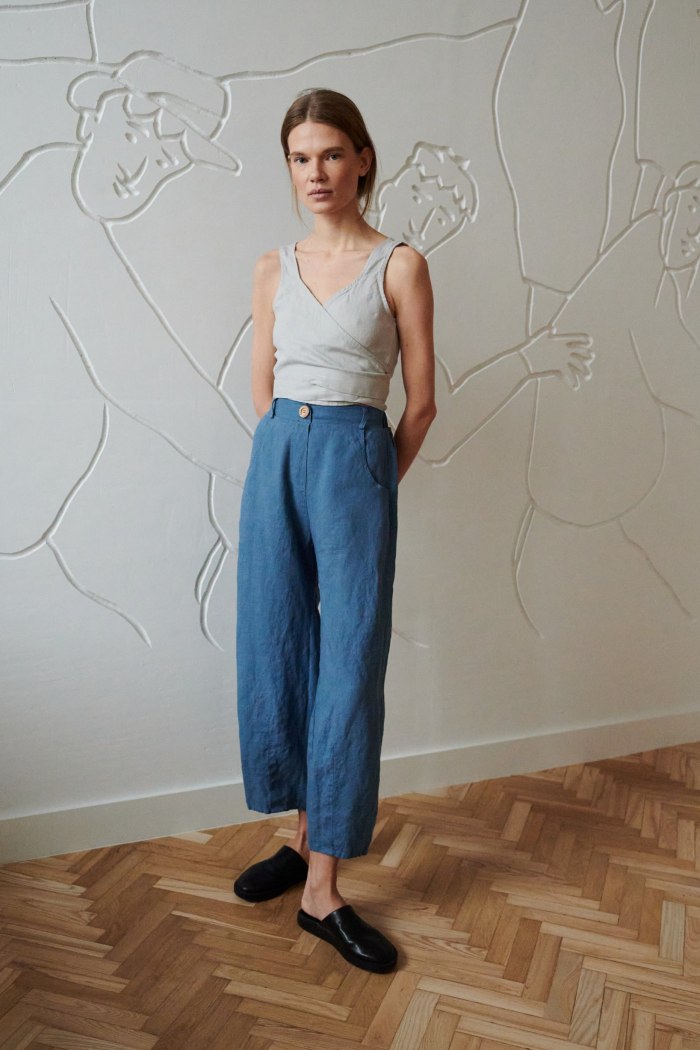 cropped barrel leg trousers with decorative button in blue