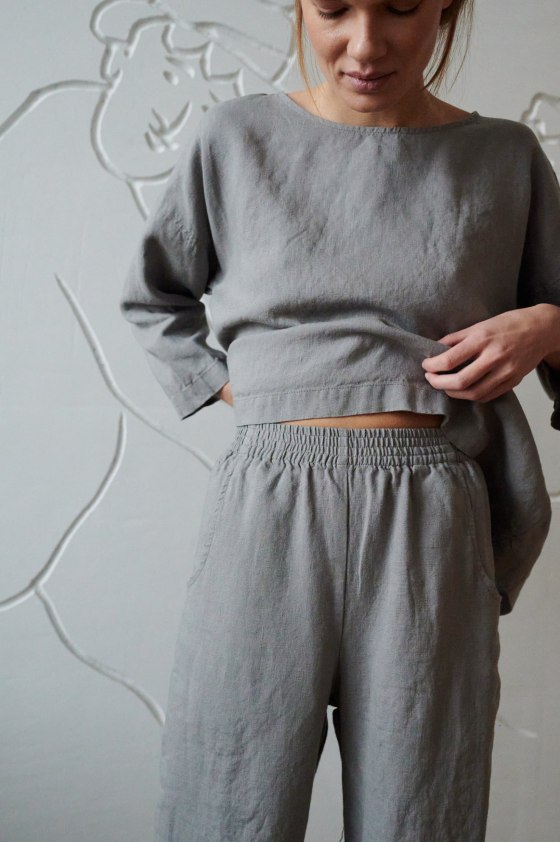 Elasticated waist of high waisted grey linen trousers