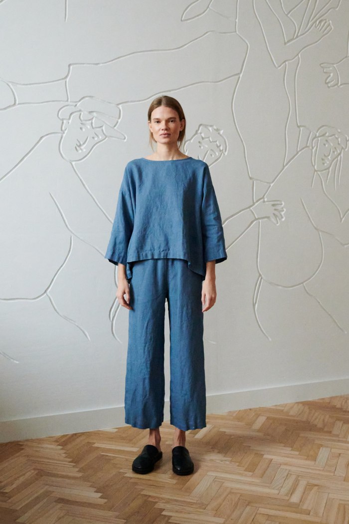 Model in an oversized linen tunic with dropped shoulders and wide-leg linen trousers outfit