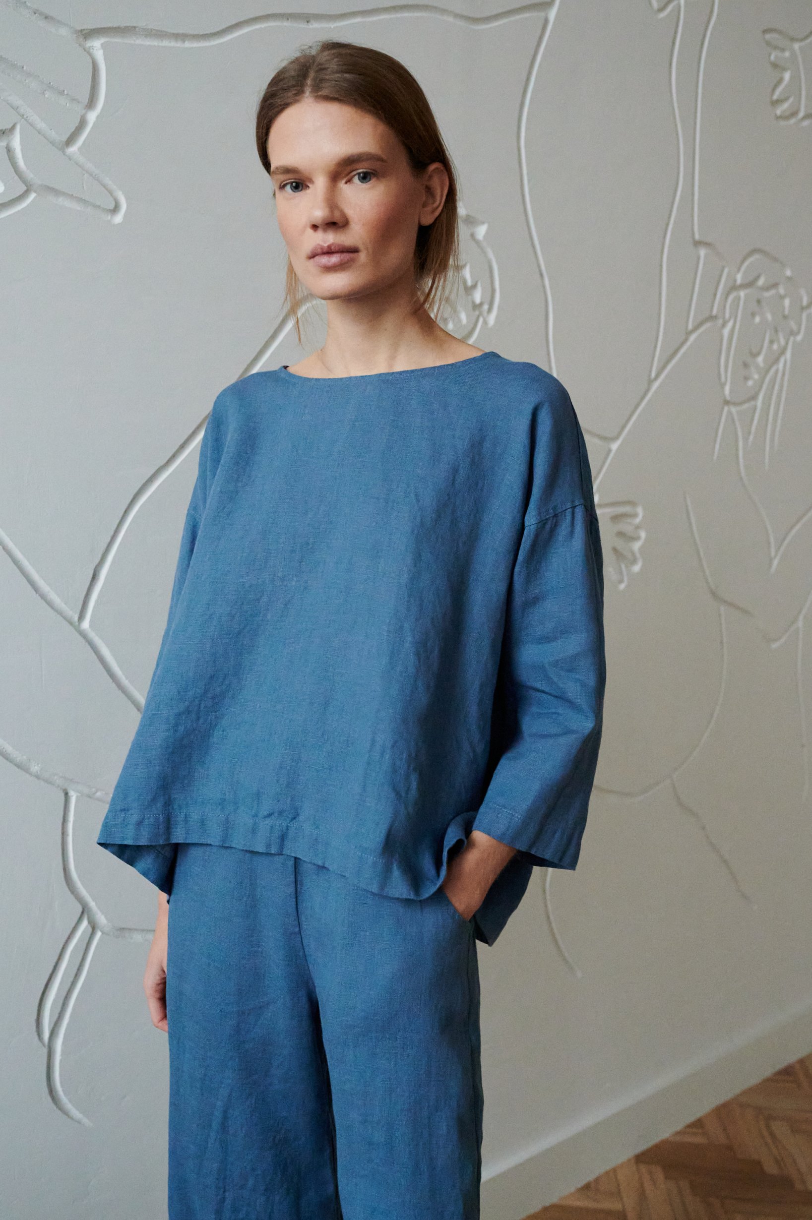 An A-shaped linen tunic with wide three-quarter sleeves