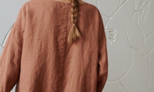 Back of a linen tunic with three-quarter sleeves