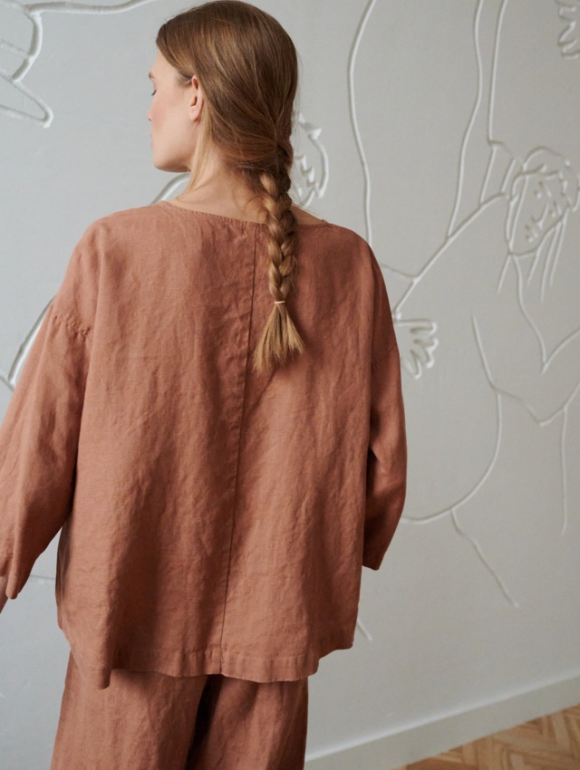 Back of a linen tunic with three-quarter sleeves