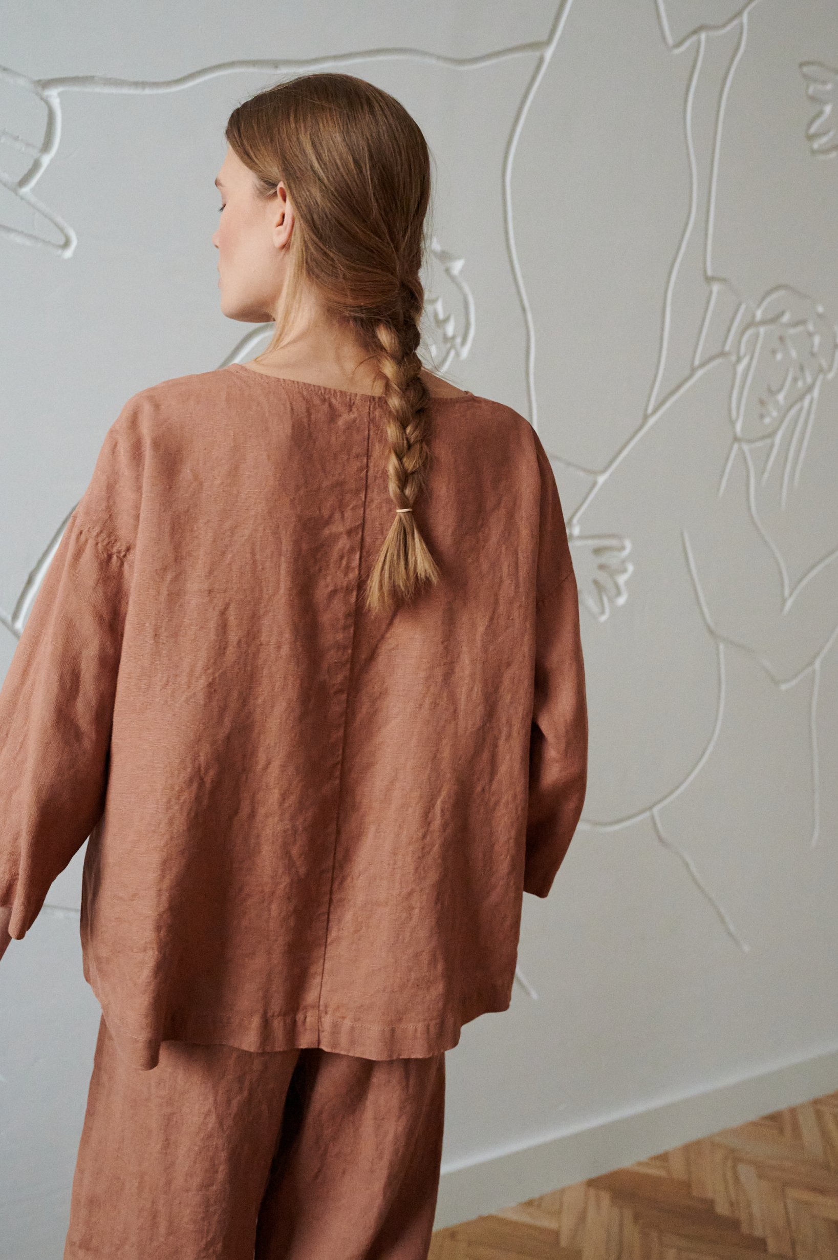 Back of a linen tunic with three-quarter sleeves