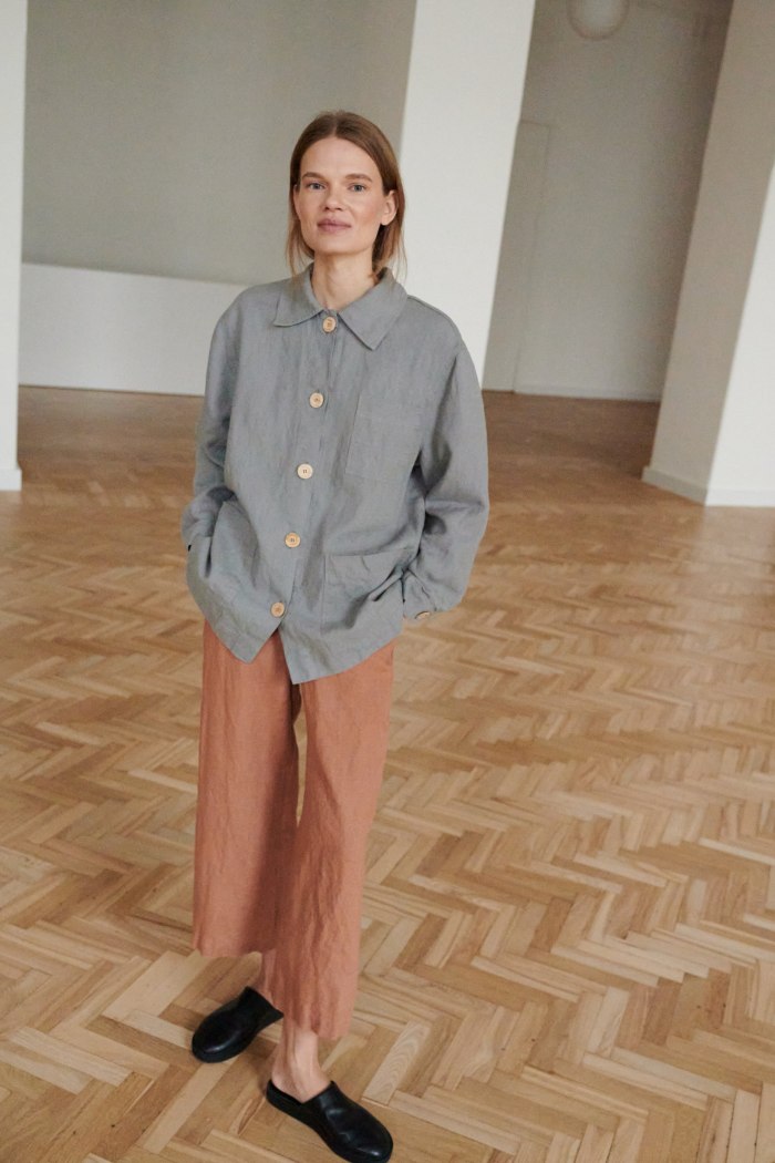 An oversized grey linen jacket and loose-fitting linen trousers outfit