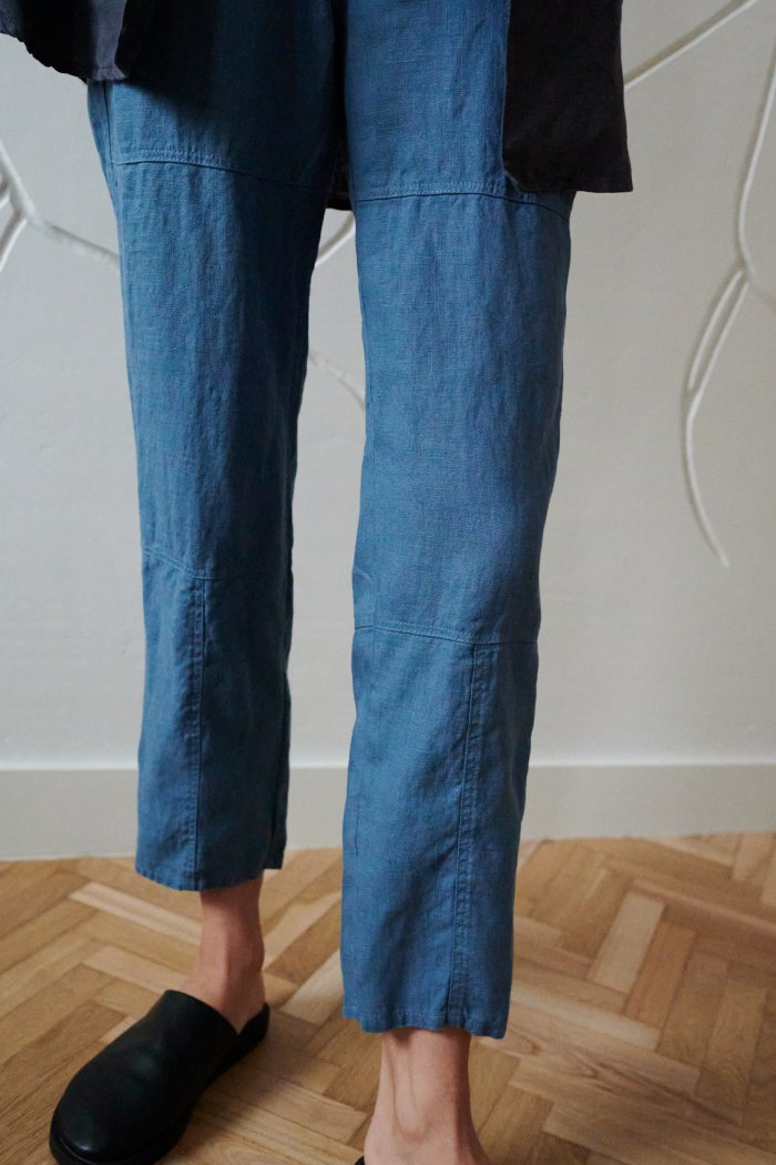 Slightly cropped loose-fitting blue linen trousers