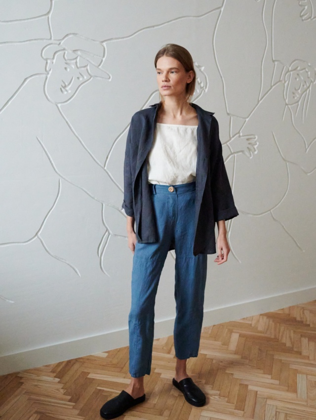 Loose-fitting linen shirt with three-quarter sleeves