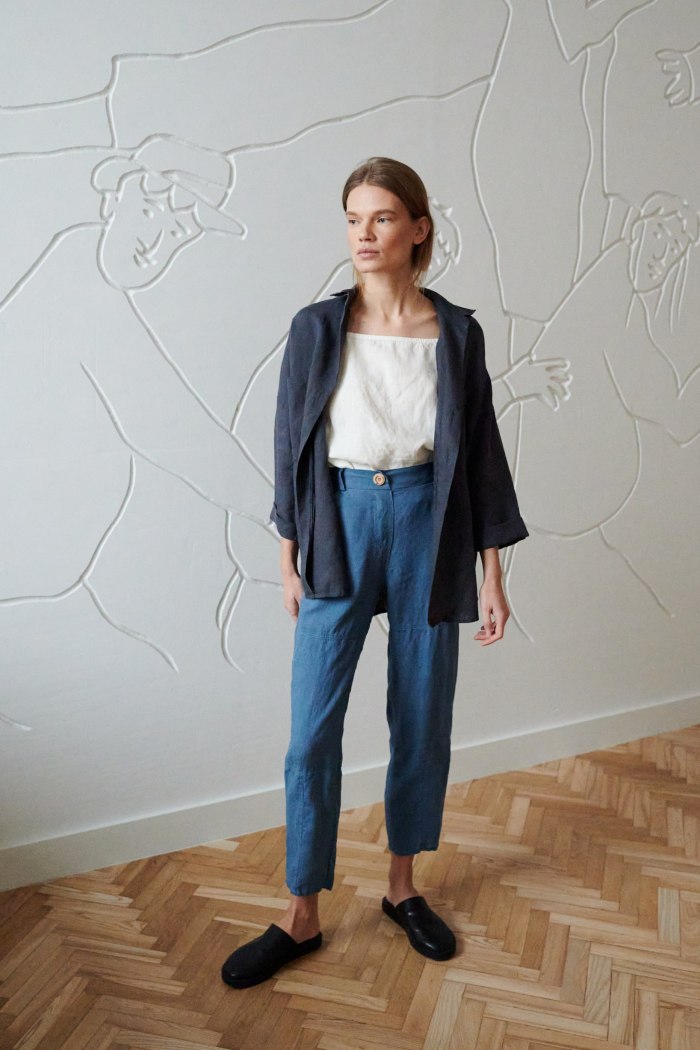 Loose-fitting linen shirt with three-quarter sleeves
