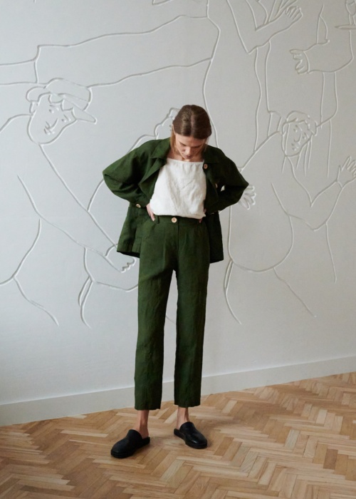 Cropped high-waisted linen pants worn with a linen summer top and an unbuttoned linen jacket on top