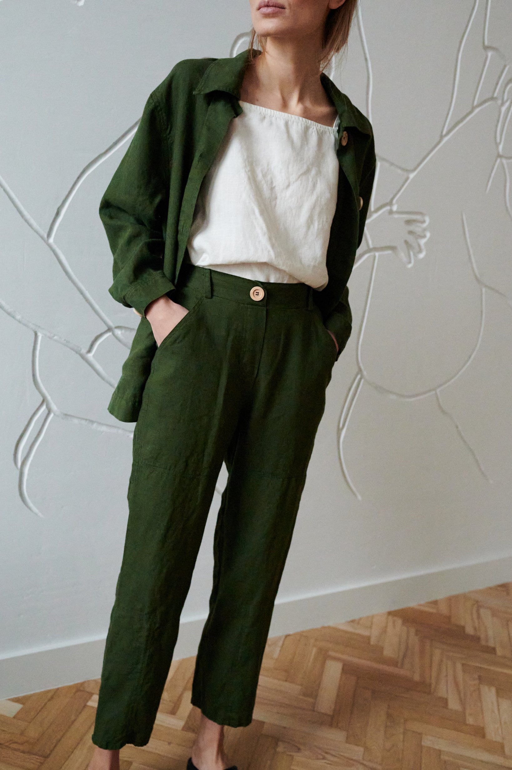 High-waisted linen trousers with pockets and a loose-fitting unbuttoned linen shirt outfit