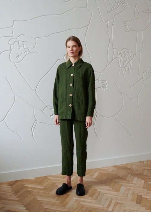 Woman wearing an oversized linen jacket with cropped linen pants outfit