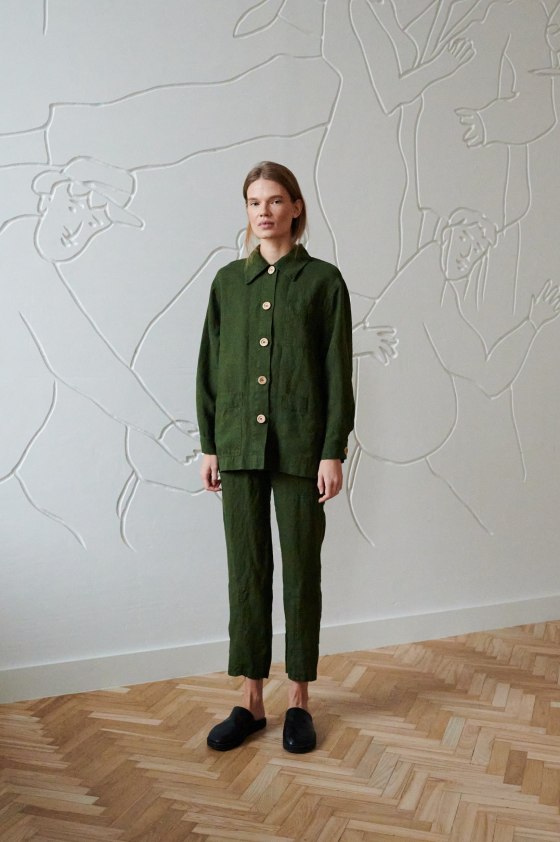 Woman wearing an oversized linen jacket with cropped linen pants outfit