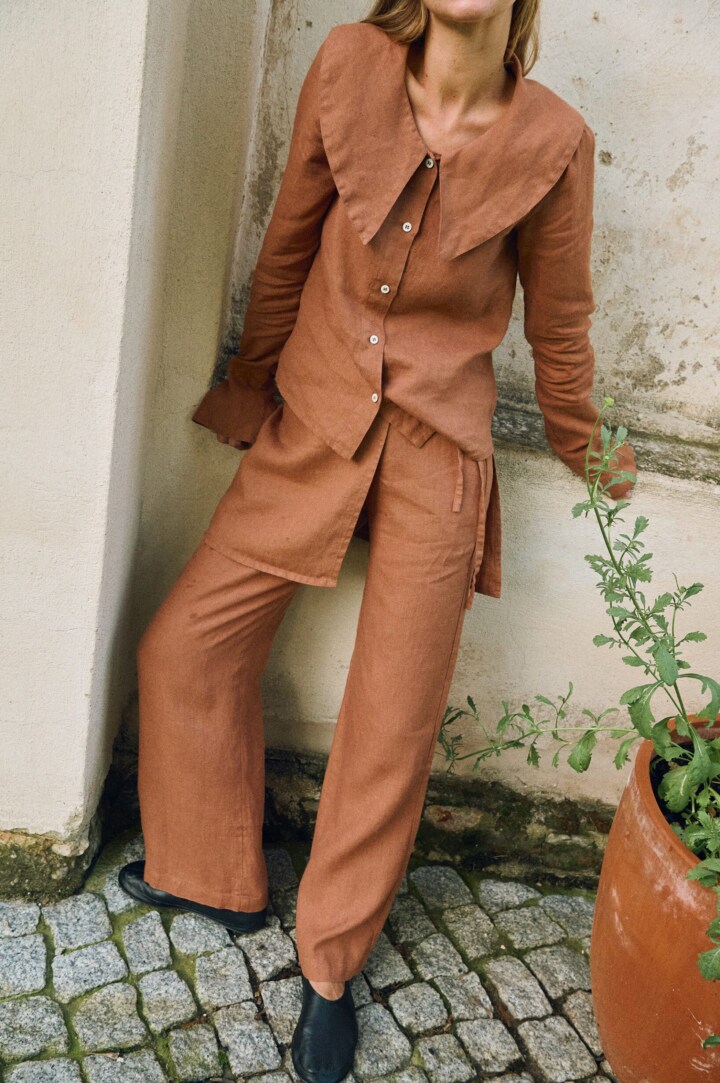 Mocha mousse linen blouse with oversized collar and matching wide-leg trousers