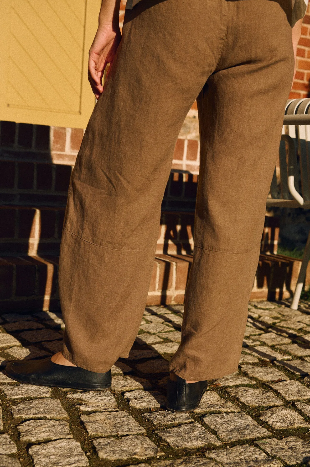 Back view of cacao linen barrel shaped trousers