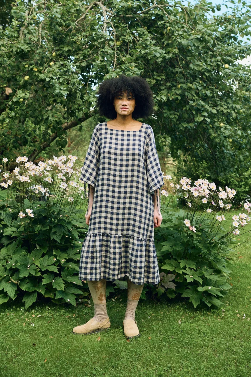 Vilte midi dress in gingham linen, featuring a squared neckline and ¾ sleeves