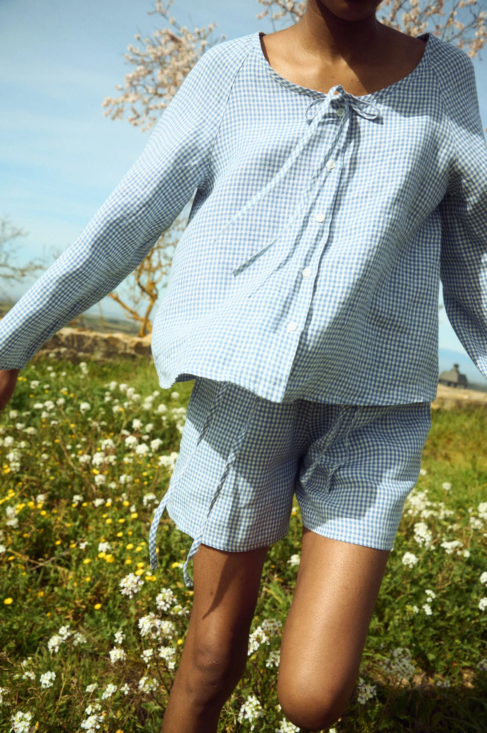 Bohemseo トップス シズニルック Blue Gingham Shirt with Bell Sleeves and Tie Neck | Linenfox