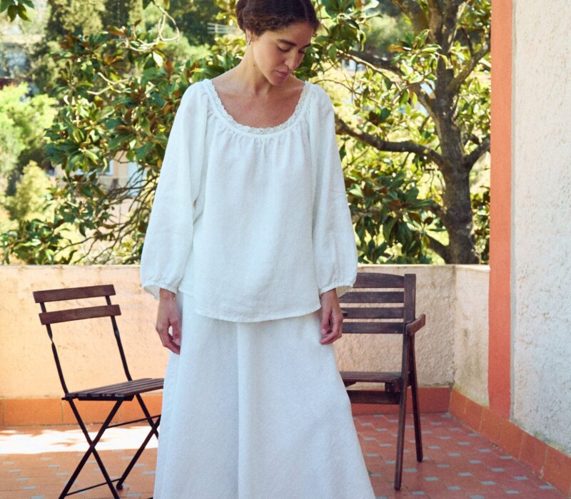 White maxi skirt in linen with flared silhouette and full length