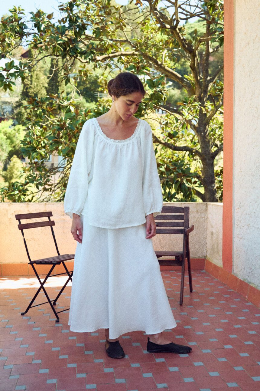 White maxi skirt in linen with flared silhouette and full length