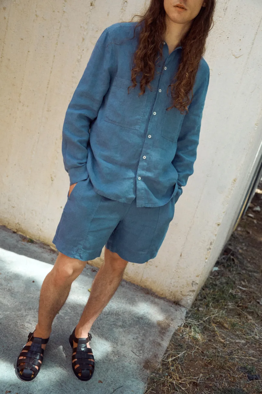 Relaxed men's linen shorts in blue color