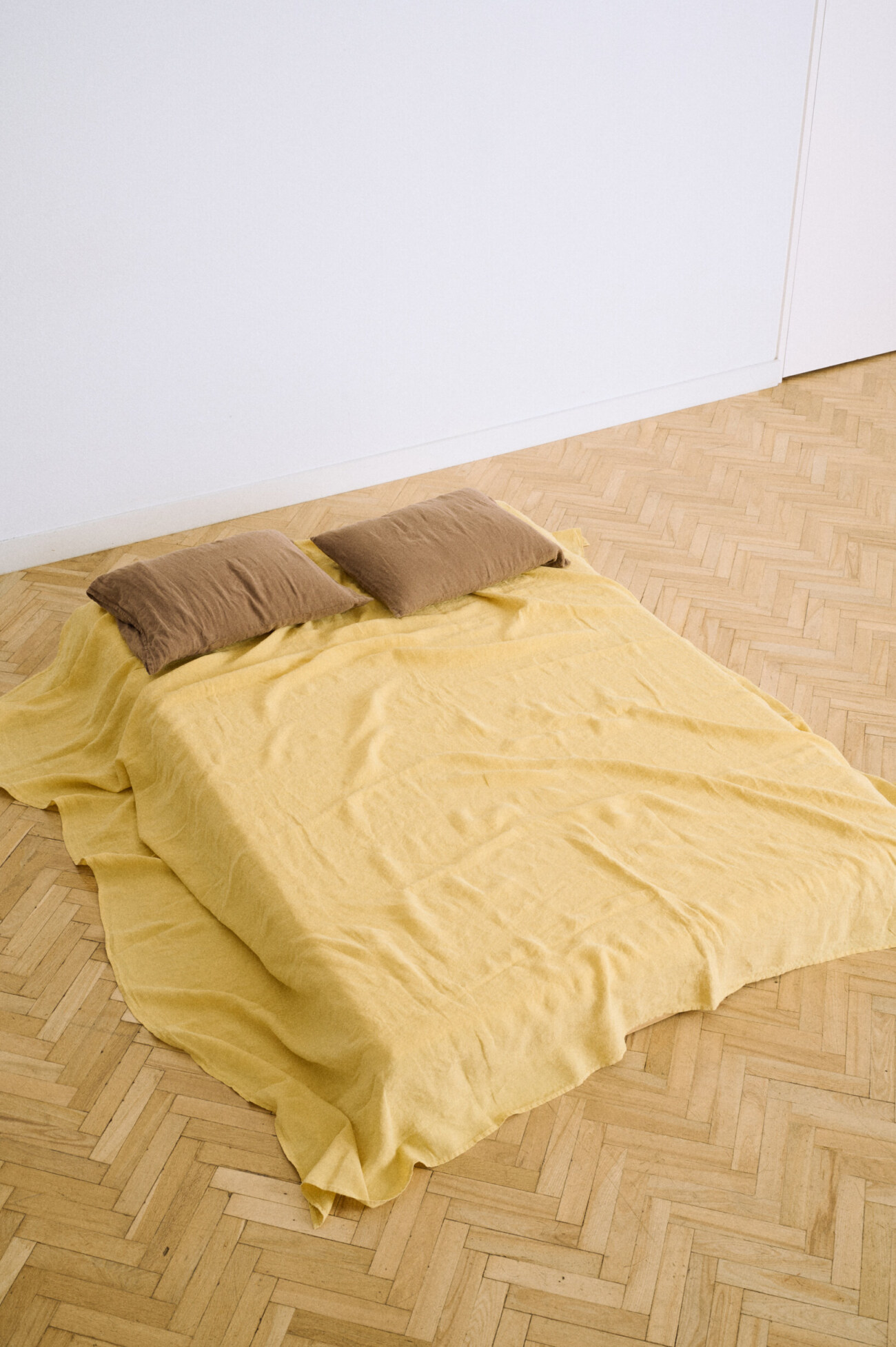 Brown linen pillowcase in cacao with envelope closure and soft washed appearance.