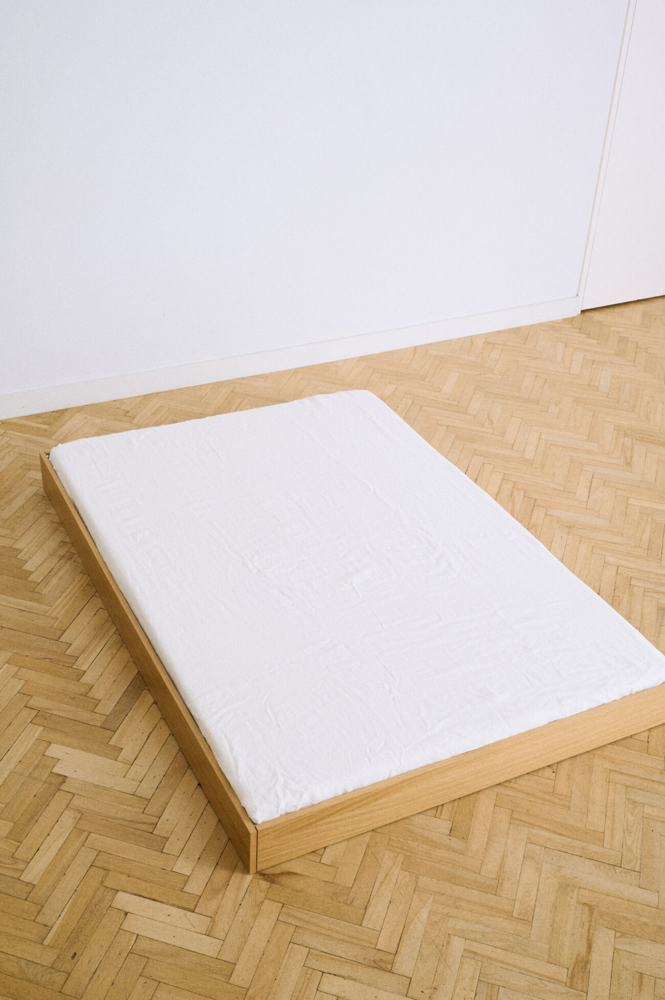 White linen fitted sheet in milky white with elasticated edges and a relaxed washed texture.