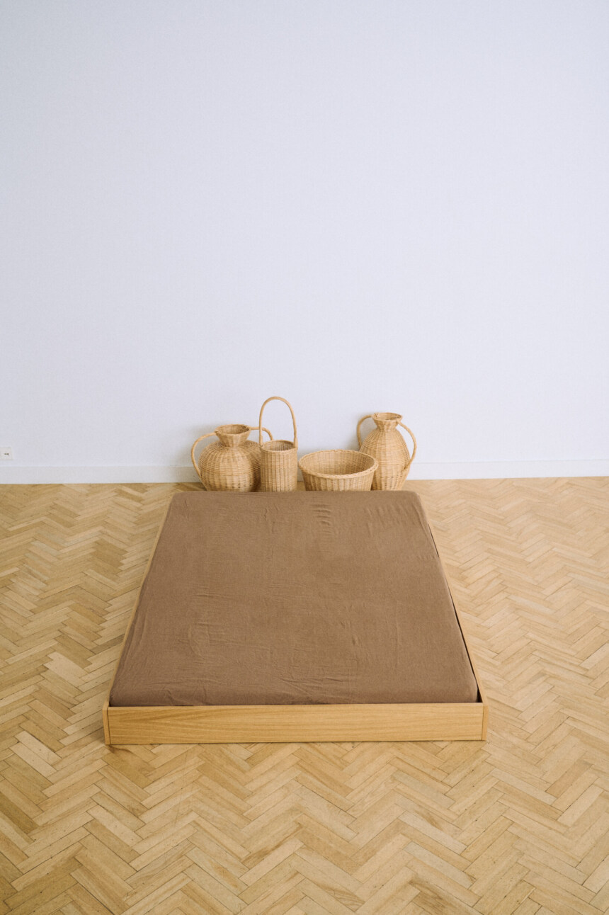 Brown linen fitted sheet in cacao with elastic edges and a soft washed appearance.